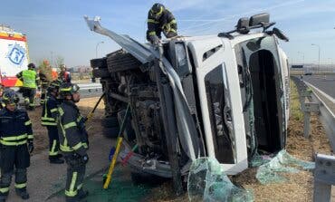 Herido grave un camionero tras arrancar varios metros de guardarraíl y volcar en la M45