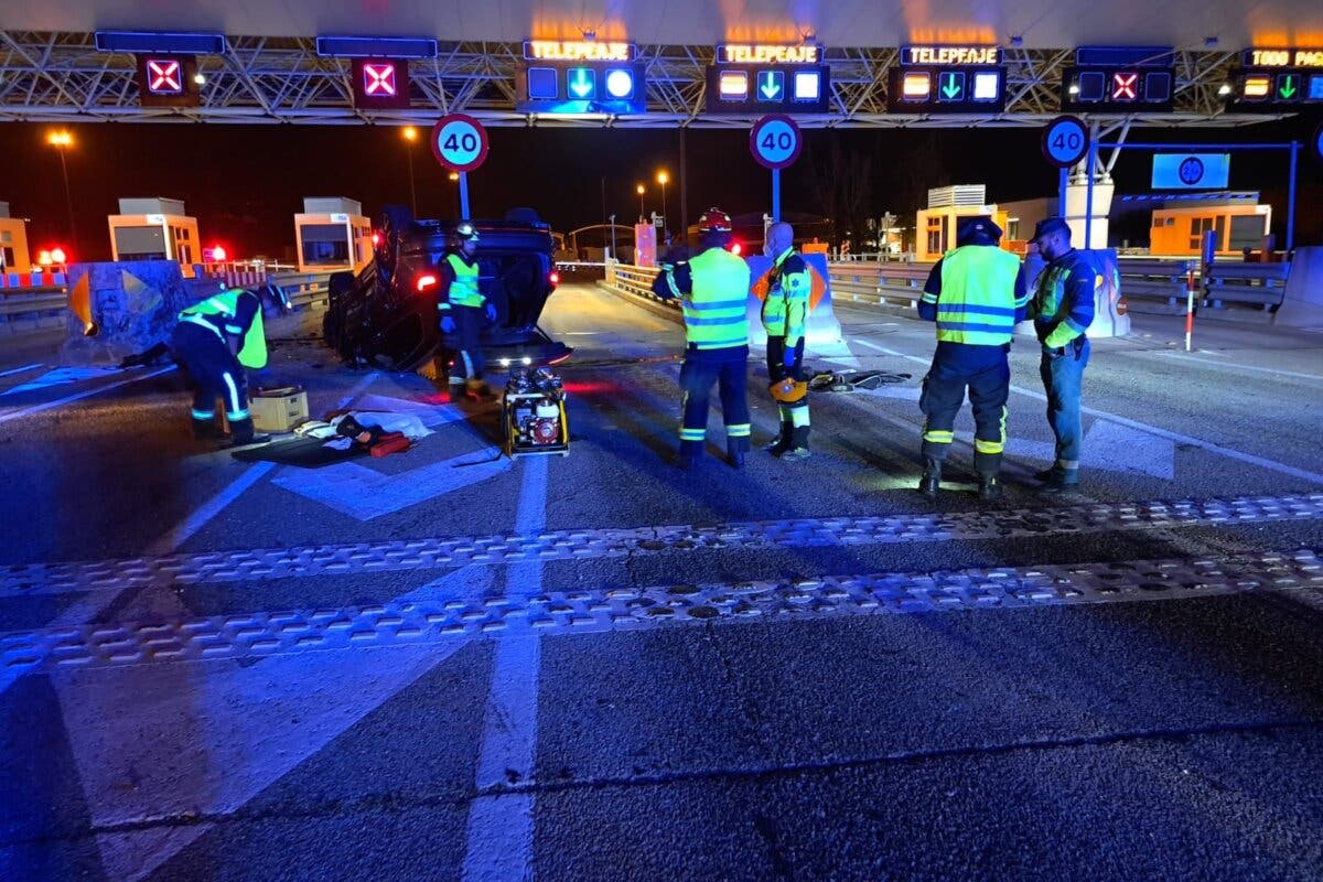 Rescatan a un conductor tras volcar su coche en el peaje de la R-3