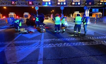 Rescatan a un conductor tras volcar su coche en el peaje de la R-3
