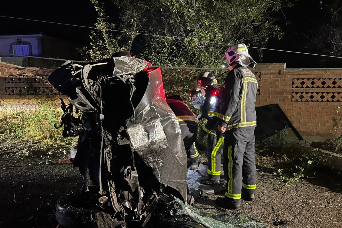 Muere un conductor en Mejorada del Campo tras chocar contra la base de hormigón de una farola 