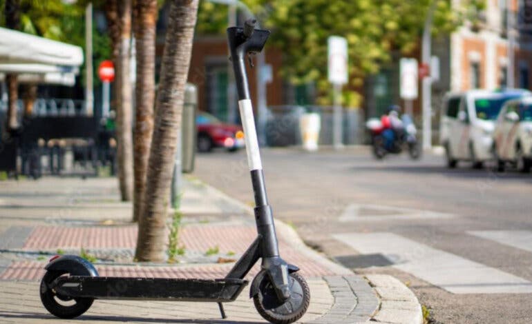 Vox saca adelante en Coslada una moción para regular el uso de los patinetes eléctricos 