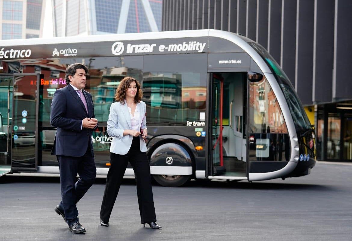 Ayuso presenta el nuevo autobús eléctrico «ultrarrápido», de uso prioritario en los semáforos