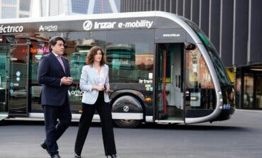 Ayuso presenta el nuevo autobús eléctrico «ultrarrápido», de uso prioritario en los semáforos