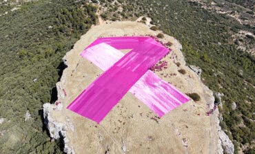 Un pueblo de Guadalajara logra desplegar el lazo rosa solidario más grande del mundo 