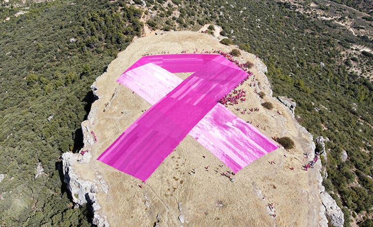 Un pueblo de Guadalajara logra desplegar el lazo rosa solidario más grande del mundo 