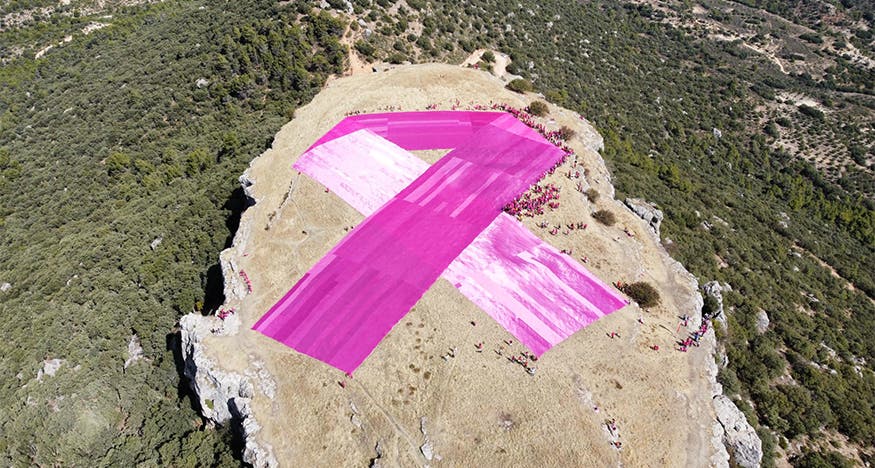 Un pueblo de Guadalajara logra desplegar el lazo rosa solidario más grande del mundo 