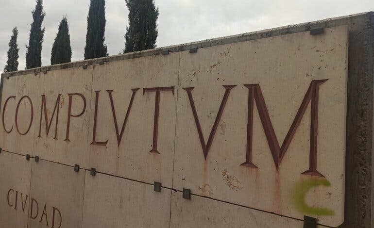 Piquet critica el «vergonzoso» estado del entorno de Complutum en Alcalá de Henares