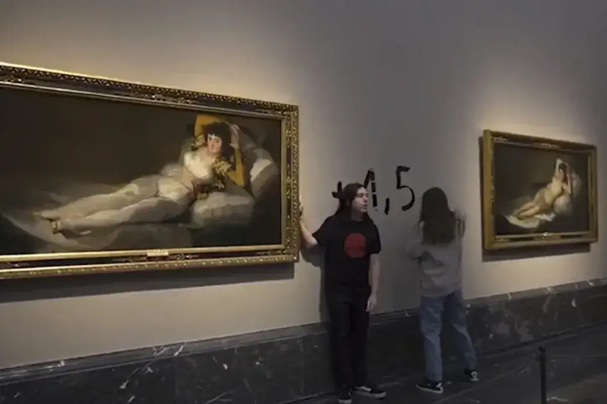 Dos activistas climáticos se pegan a «Las Majas» de Goya en el Museo del Prado de Madrid