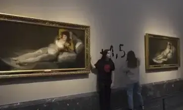 Dos activistas climáticos se pegan a «Las Majas» de Goya en el Museo del Prado de Madrid