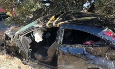 Herida grave una conductora tras estrellarse contra un árbol en Campo Real