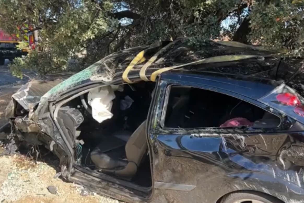 Herida grave una conductora tras estrellarse contra un árbol en Campo Real