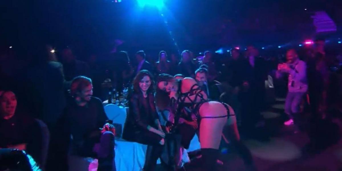 El «perreo» viral de Anitta a Isabel Díaz Ayuso en LOS40 Music Awards