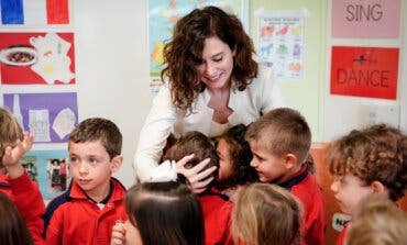 Ayuso adelanta a noviembre la subida de sueldo a 86.000 profesores de la región