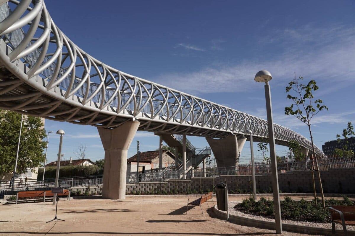 Madrid estrena una nueva y enorme pasarela peatonal que conectará dos barrios en Villaverde