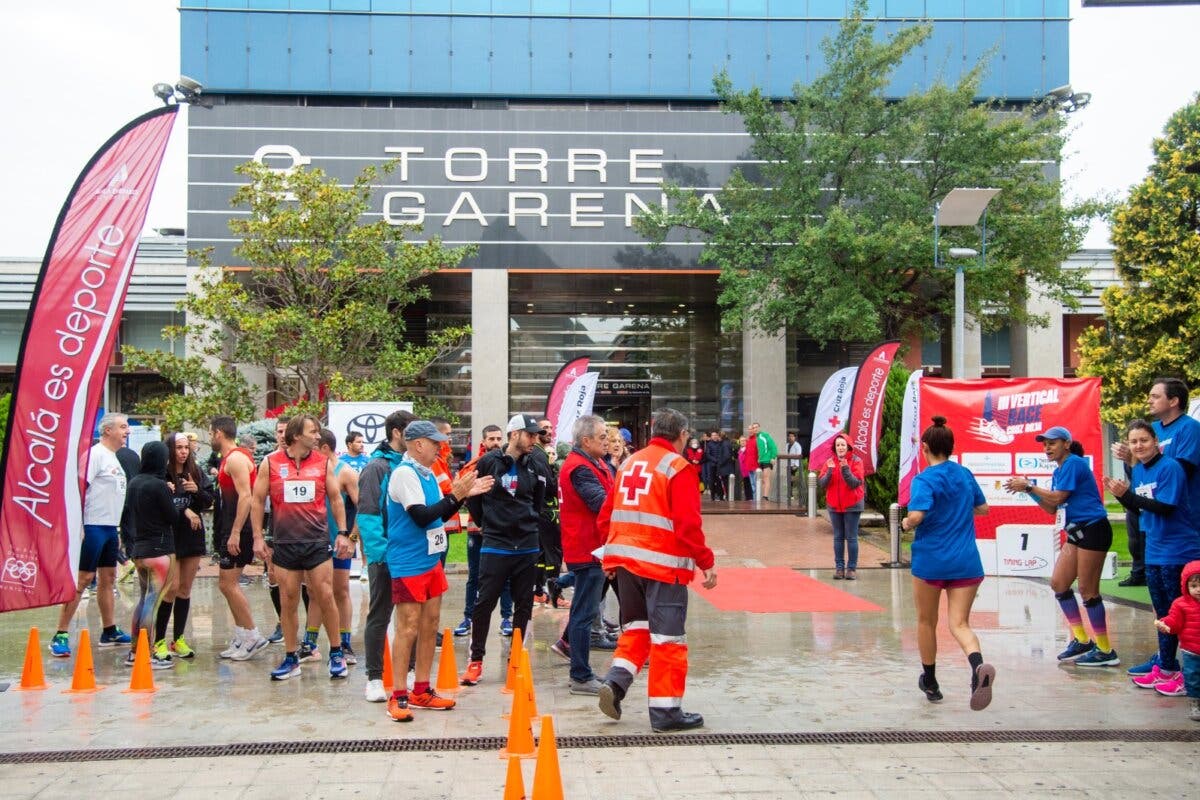 Más de 200 personas participaron en la III Carrera Vertical Torre Garena de Alcalá de Henares