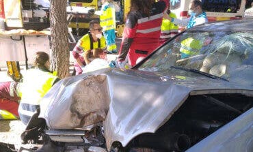 Graves una conductora de 82 años y un joven tras estrellar su coche contra un árbol en Pozuelo de Alarcón