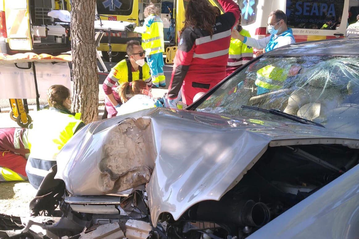 Graves una conductora de 82 años y un joven tras estrellar su coche contra un árbol en Pozuelo de Alarcón