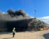 Extinguido un incendiado en una nave de Navalcarnero y desalojadas tres viviendas por otro fuego en Madrid