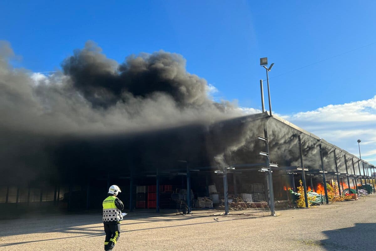 Extinguido un incendio en una nave de Navalcarnero y desalojadas tres viviendas por otro fuego en Madrid