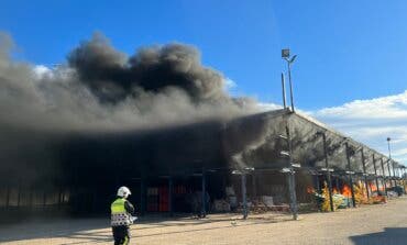 Extinguido un incendio en una nave de Navalcarnero y desalojadas tres viviendas por otro fuego en Madrid