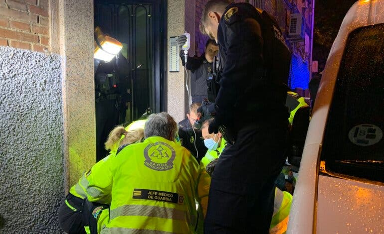 Un joven de 31 años, herido muy grave tras ser apuñalado en Usera