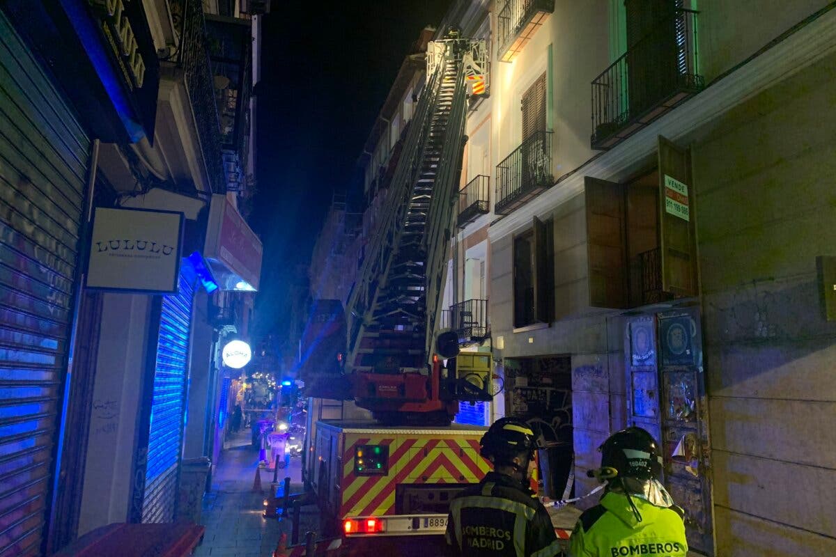 Herido grave un hombre al caerle una losa de escayola de una fachada en Malasaña