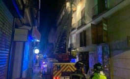 Herido grave un hombre al caerle una losa de escayola de una fachada en Malasaña