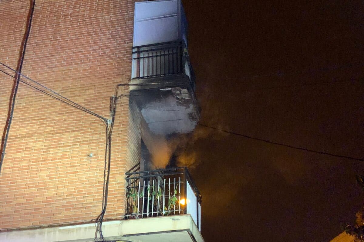 Dos menores atendidos en el incendio de un piso en Puente de Vallecas 