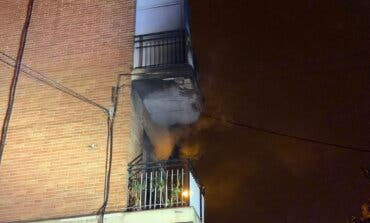 Dos menores atendidos en el incendio de un piso en Puente de Vallecas 