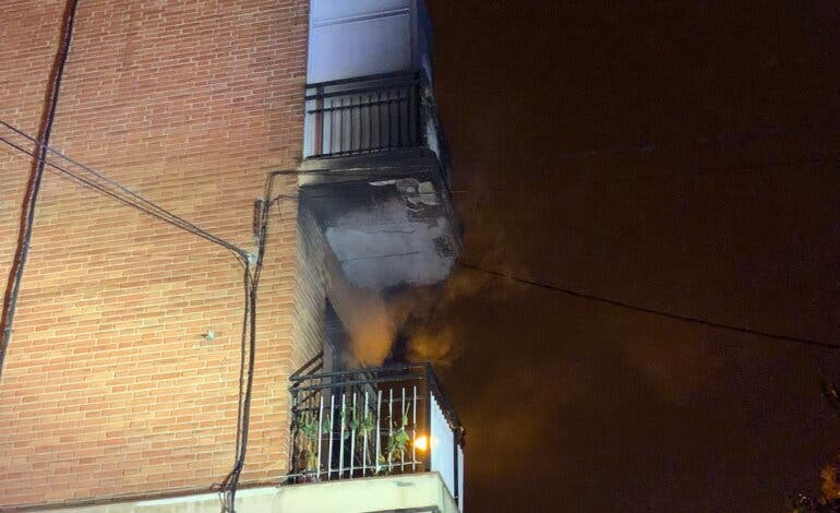 Dos menores atendidos en el incendio de un piso en Puente de Vallecas 