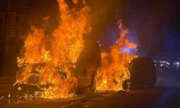 Arden dos vehículos tras chocar contra un camión en la M-40