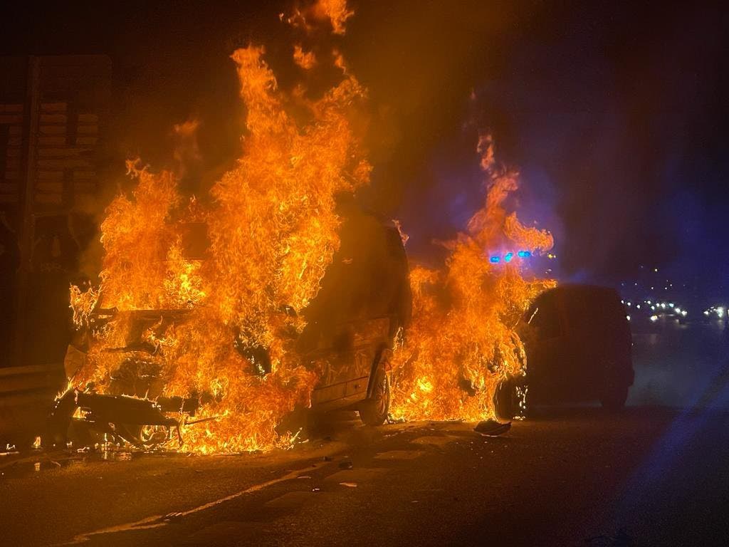 Arden dos vehículos tras chocar contra un camión en la M-40