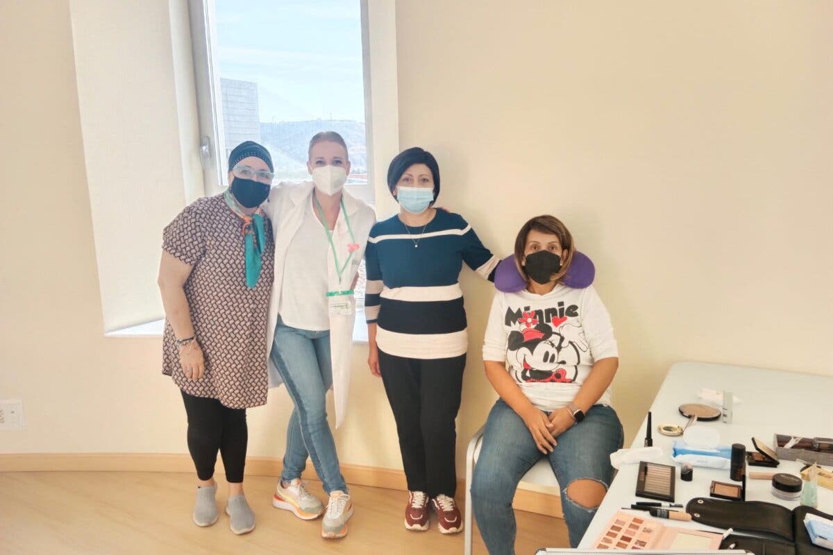 El Hospital de Torrejón realiza talleres de maquillaje de ojos y cejas para pacientes oncológicas