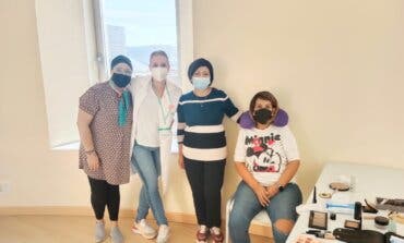 El Hospital de Torrejón realiza talleres de maquillaje de ojos y cejas para pacientes oncológicas