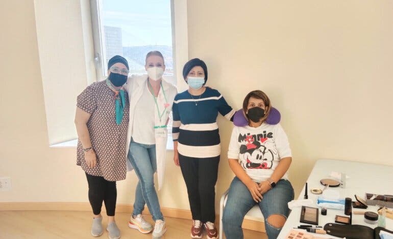 El Hospital de Torrejón realiza talleres de maquillaje de ojos y cejas para pacientes oncológicas