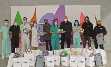La Asociación de Futbolistas Españoles entrega regalos para los niños hospitalizados en Torrejón