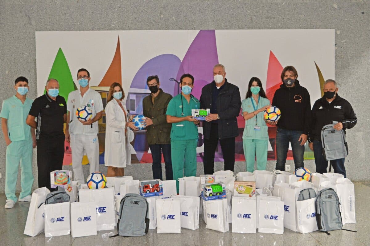 La Asociación de Futbolistas Españoles entrega regalos para los niños hospitalizados en Torrejón