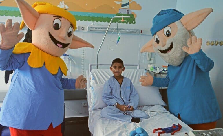 Los Guachis visitan a los niños y niñas ingresados en el Hospital de Torrejón