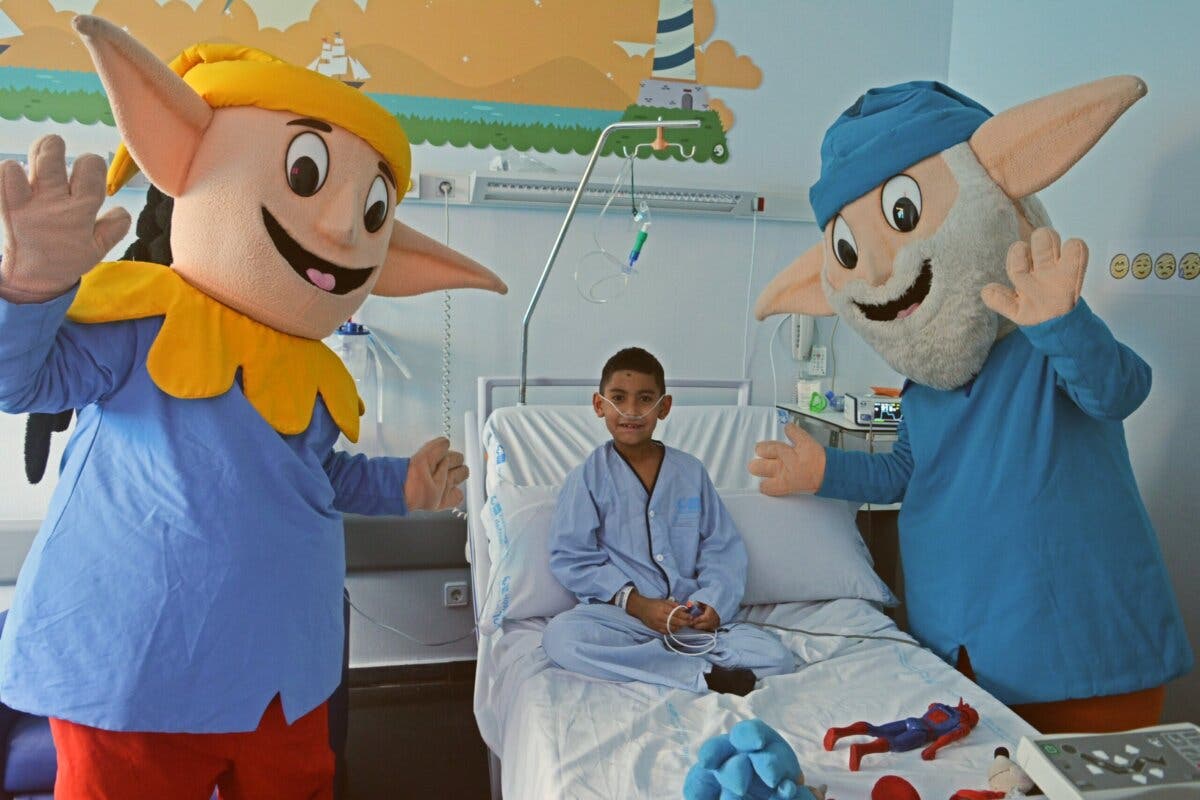 Los Guachis visitan a los niños y niñas ingresados en el Hospital de Torrejón