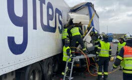 Rescatan al conductor de un camión herido tras una colisión con otro en la M-50