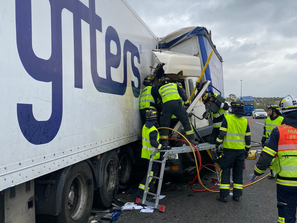 Rescatan al conductor de un camión herido tras una colisión con otro en la M-50