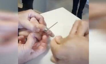 Los Bomberos de Arganda extraen un anillo a un joven usando hilo dental