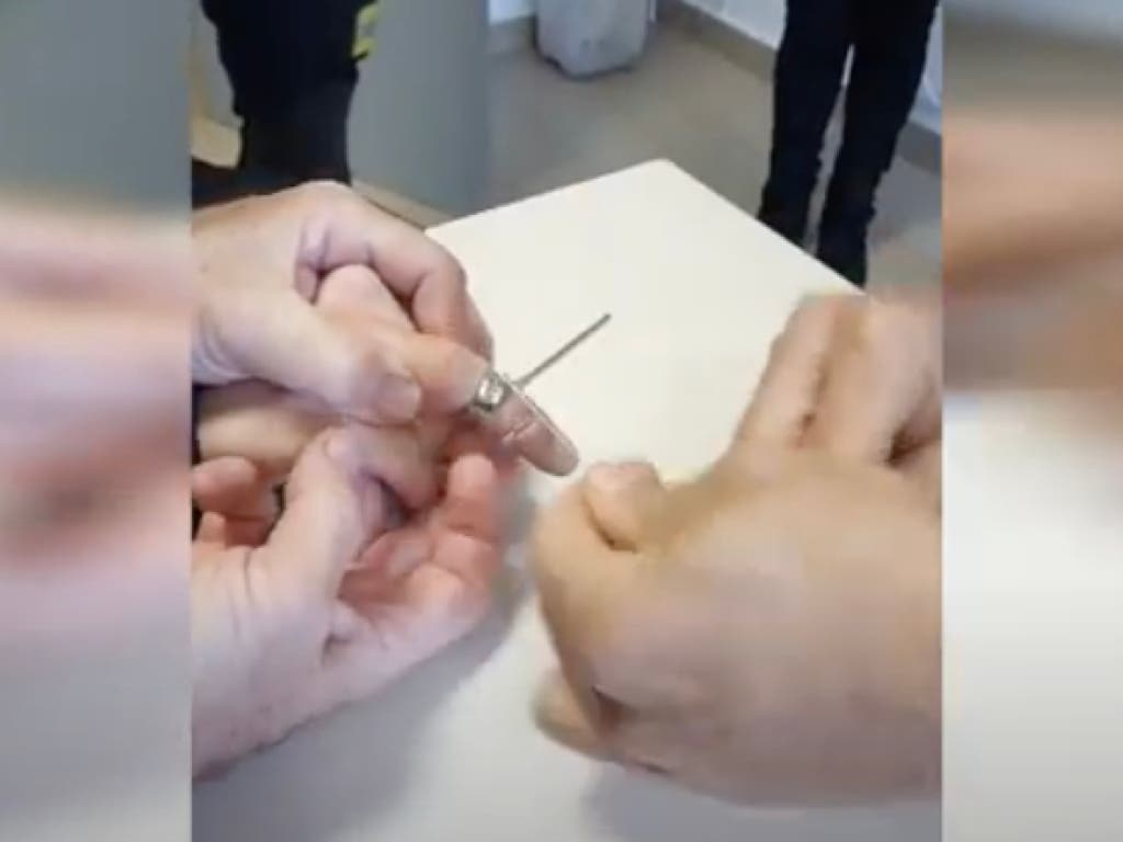 Los Bomberos de Arganda extraen un anillo a un joven usando hilo dental