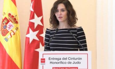 Ayuso recibe el Cinturón Negro Honorífico de Judo y celebra la desconvocatoria de la huelga en urgencias 