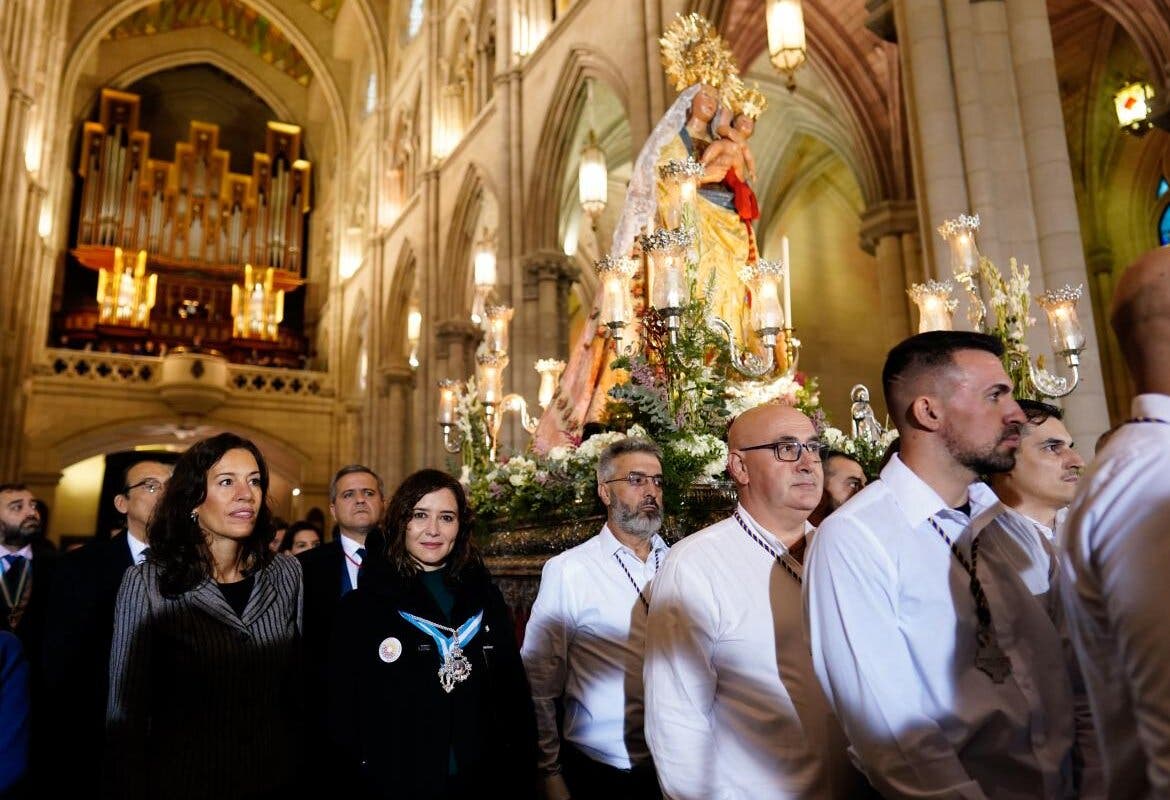 Ayuso pide a la Virgen de la Almudena «convivencia, salud, unidad y prosperidad» para los madrileños 