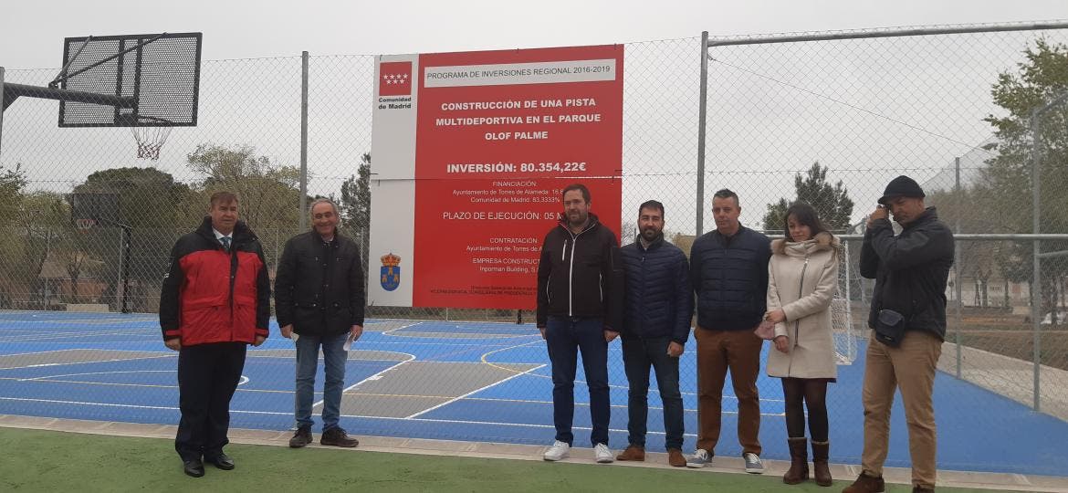 La Comunidad de Madrid construye una pista multideportiva en Torres de la Alameda