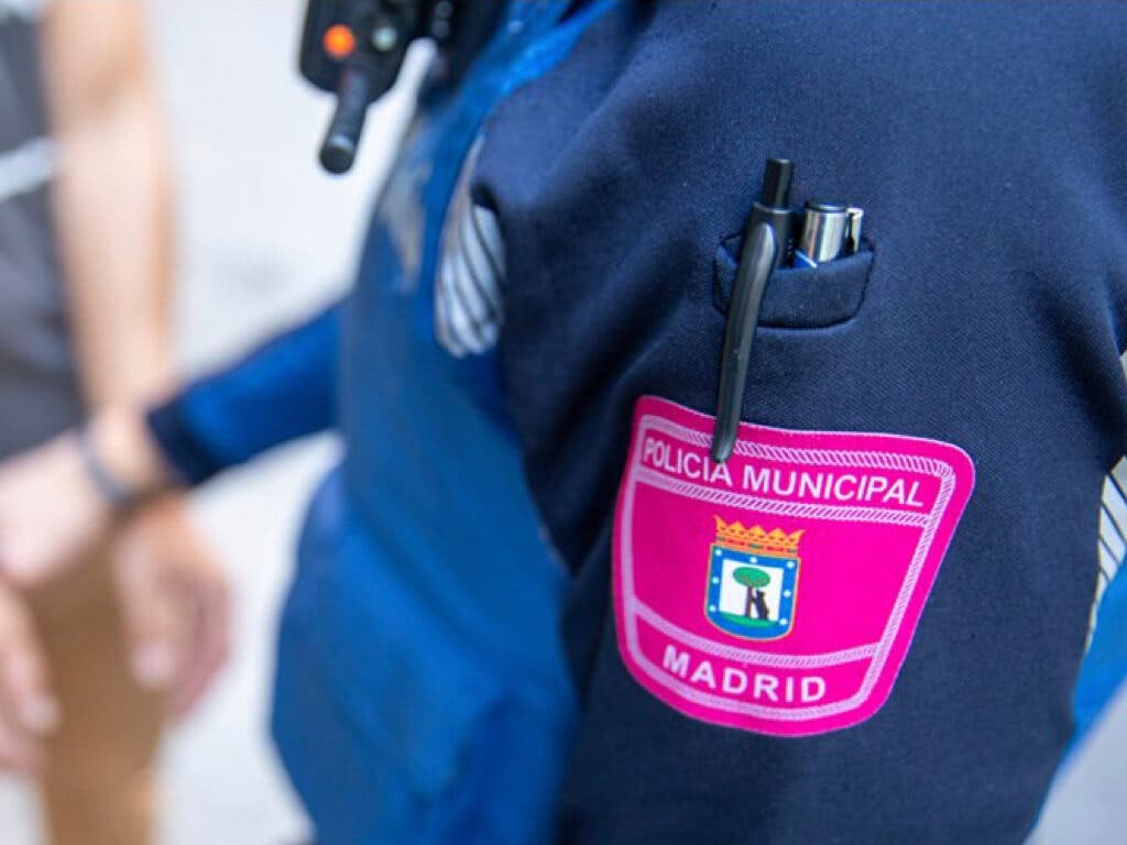 Detenida por herir con las uñas en un ojo a una policía en Madrid tras orinar su novio en un patrulla   
