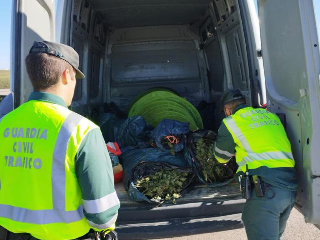 Detenido en la A-2 un conductor sin carnet con 50 kilos de marihuana y 40 de hachís