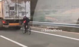 El vídeo viral de un ciclista circulando por la A2 pegado a la parte trasera de un camión