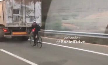 El vídeo viral de un ciclista circulando por la A2 pegado a la parte trasera de un camión